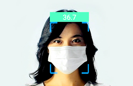 マスクを着けた女性の顔認証イメージ